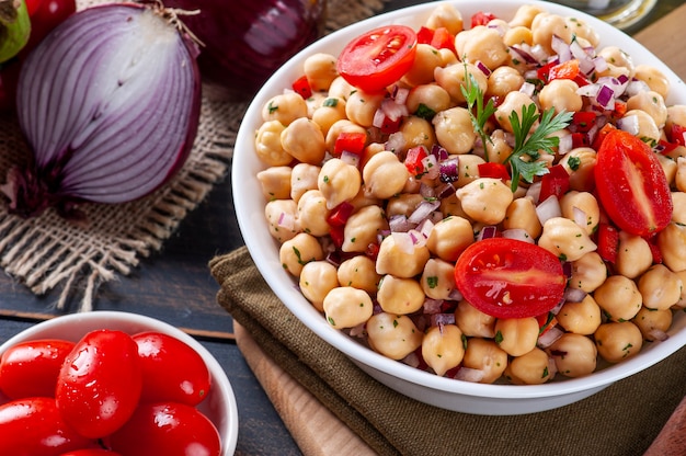 Köstlicher Kichererbsensalat mit Tomaten, Zwiebeln, Paprika und Petersilie