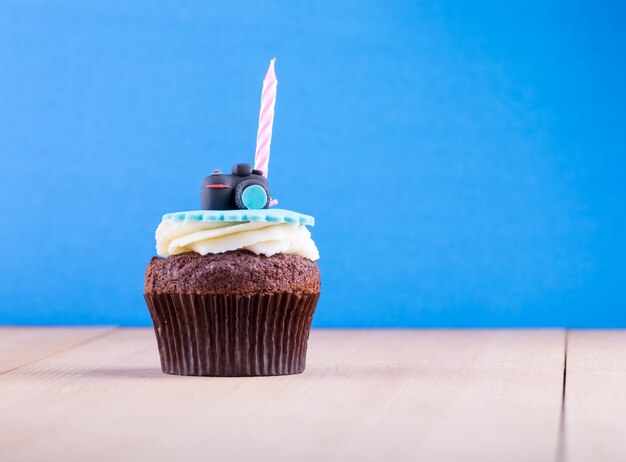 Foto köstlicher kleiner kuchen auf tabelle