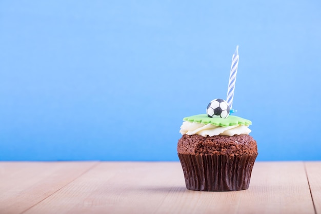 Köstlicher kleiner Kuchen auf Tabelle