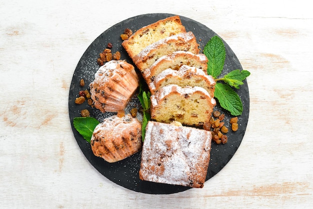 Köstlicher kleiner Kuchen mit getrockneten Früchten Draufsicht freier Kopienraum