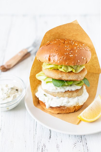 Foto köstlicher knuspriger fischburger mit griechischem joghurt