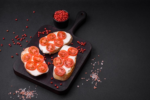 Köstlicher knuspriger gegrillter Toast mit Käse und Kirschtomaten