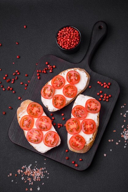 Köstlicher knuspriger gegrillter Toast mit Käse und Kirschtomaten