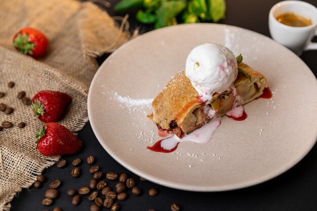 Köstlicher Kuchen mit Eis auf Teller