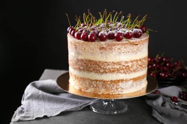 Köstlicher Kuchen mit Kirschen auf dem Tisch dekoriert