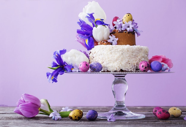Köstlicher Kuchen mit Ostereiern und Blumen