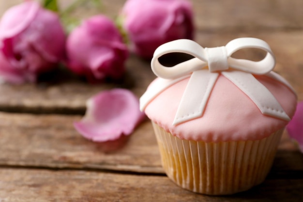 Köstlicher Kuchen und schöne Rosen auf dem Tisch