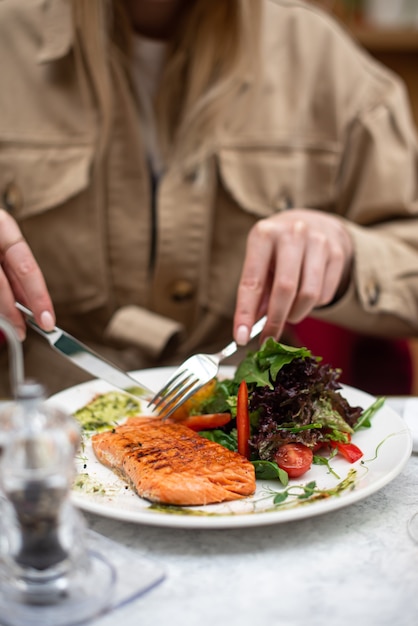 Köstlicher Lachs im Restaurant auf einem Holztisch leckere Meeresfrüchte mit Wein im Cafémenü