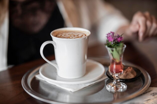 Köstlicher Latte-Kaffee auf Holztisch