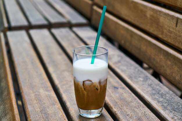 Köstlicher Lattekaffee auf dem Tisch