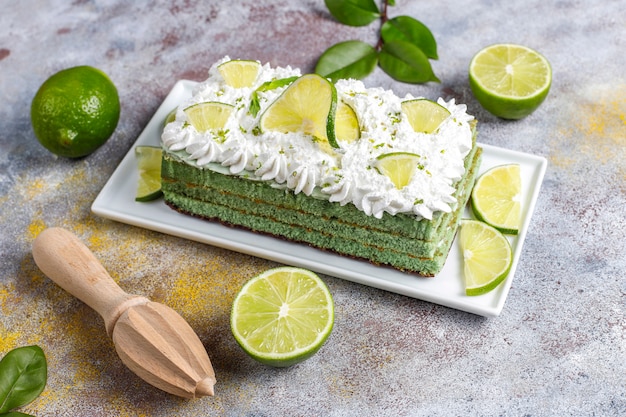 Köstlicher Limettenkuchen mit frischen Limettenscheiben und Limetten.