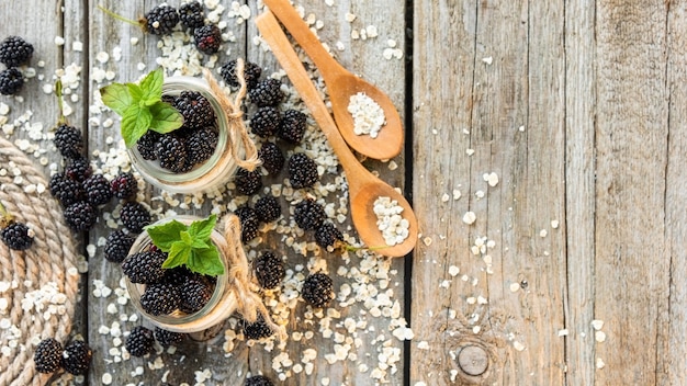 Köstlicher Milchjoghurt mit Brombeeren zum Frühstück.