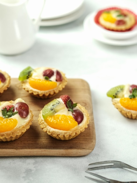 Köstlicher Minikuchen mit frischen Früchten Ausgewählter Fokus