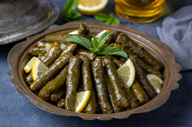 Köstlicher mit Dolma (Sarma) gefüllter Weinblätterreis, weiße Joghurtsauce. Libanesisches Dolma Sarma auf Teller. Libanon türkisch-griechische nahöstliche Küche. (türkischer Name; Yaprak sarma)