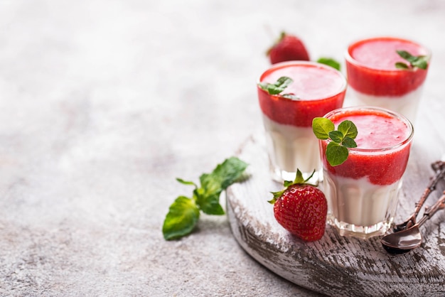 Köstlicher Nachtisch Panna Cotta mit Erdbeere