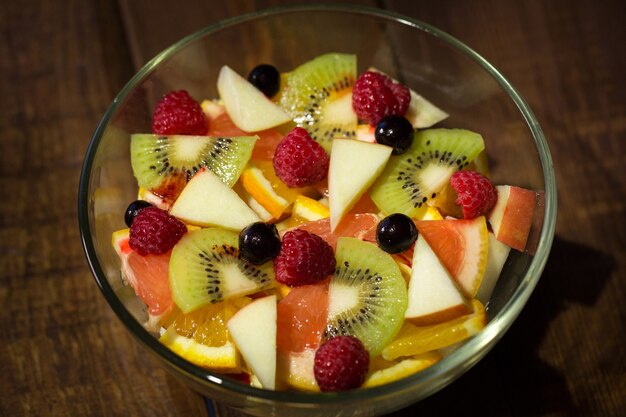 Köstlicher Obstsalat im Teller auf Tischnahaufnahme