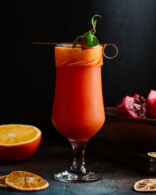 Köstlicher Orangencocktail im eleganten Glas