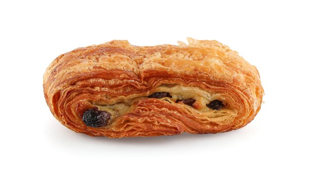 Köstlicher Pain aux Raisins auf weißem Hintergrund. Französischer Gebäcksnack