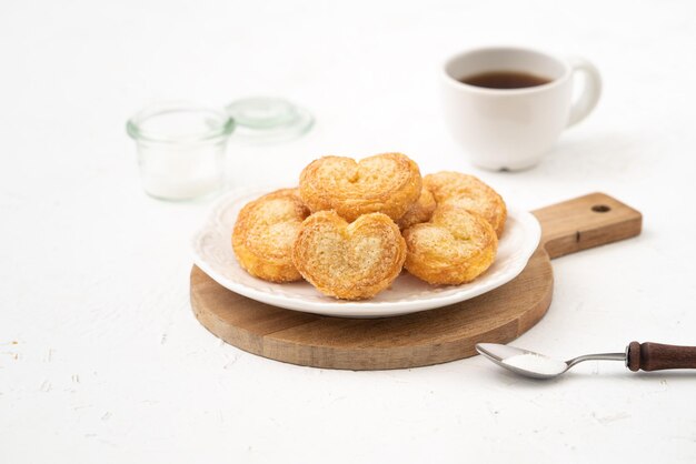 Köstlicher Palmier-Schmetterlings-Blätterteig-Keks in Herzform für das Valentinstag-Dessert-Konzept.