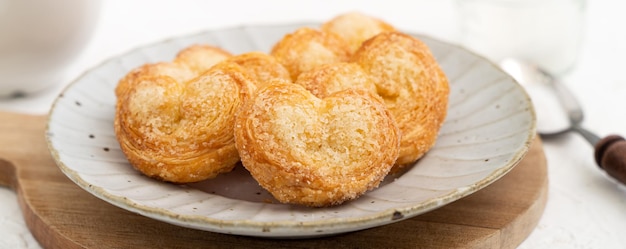 Köstlicher Palmier-Schmetterlings-Blätterteig-Keks in Herzform für das Valentinstag-Dessert-Konzept.