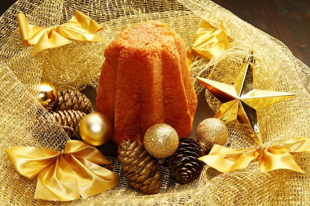 Köstlicher Pandoro mit Weihnachtsdekoration