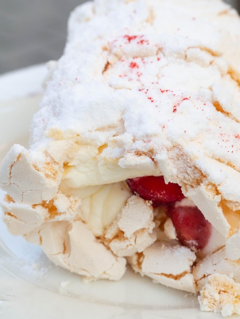 Köstlicher Pavlova-Kuchen mit frischen Erdbeeren mit Sahne