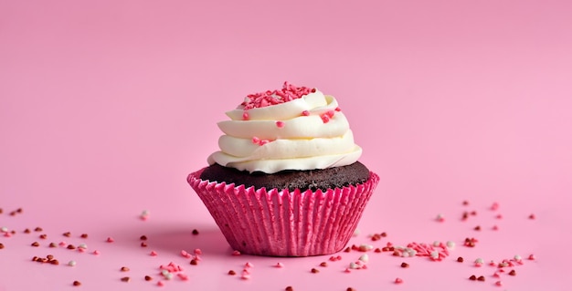 Köstlicher Pfannkuchen mit rosa Creme auf rosa Hintergrund