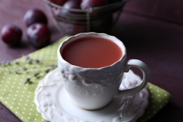 Köstlicher Pflaumensaft mit Früchten auf Holztisch aus nächster Nähe