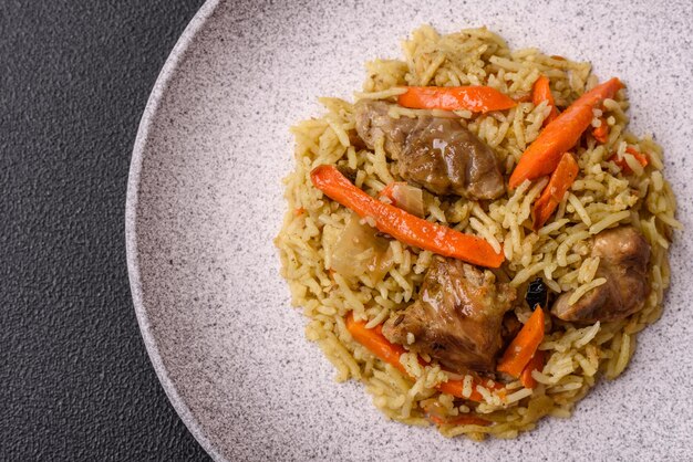 Köstlicher Pilaf mit Gemüse, Salz, Gewürzen und Kräutern auf einer Keramikplatte