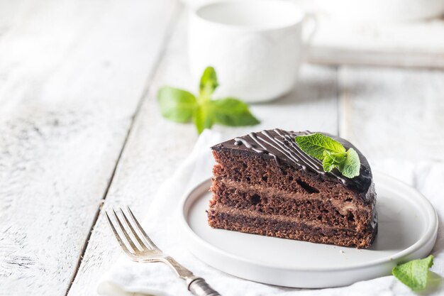 Köstlicher Prager Schokoladenkuchen auf Teller auf weißem Hintergrund