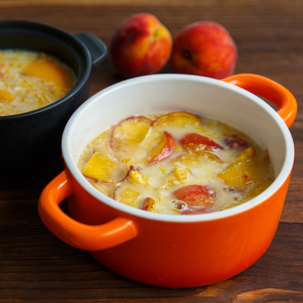 Köstlicher Pudding mit Pfirsich im Auflauf, Nahaufnahme