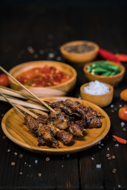 Köstlicher Rauch-Satay mit traditionellem Getränk