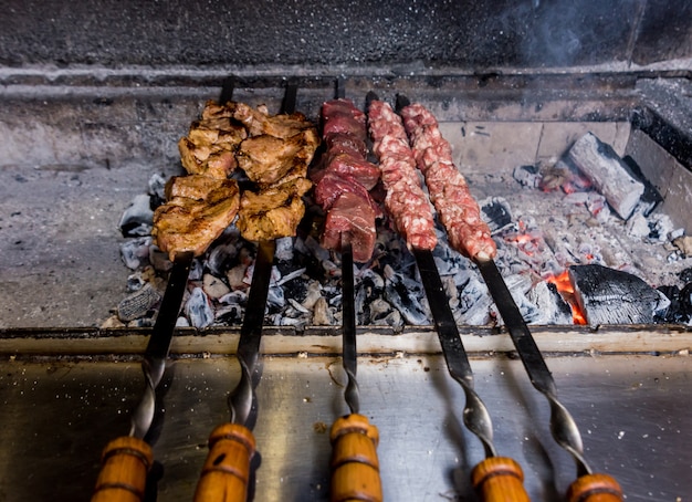 Köstlicher Rind- und Schweinefleischgrill auf dem Grill. Georgisches Restaurant.