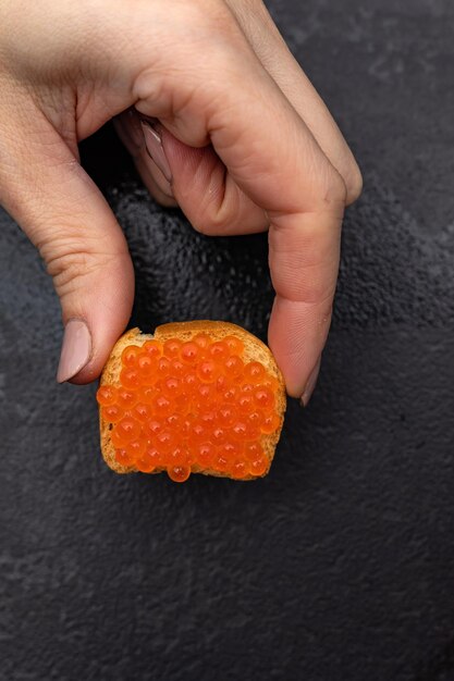Köstlicher roter Kaviar auf Toast