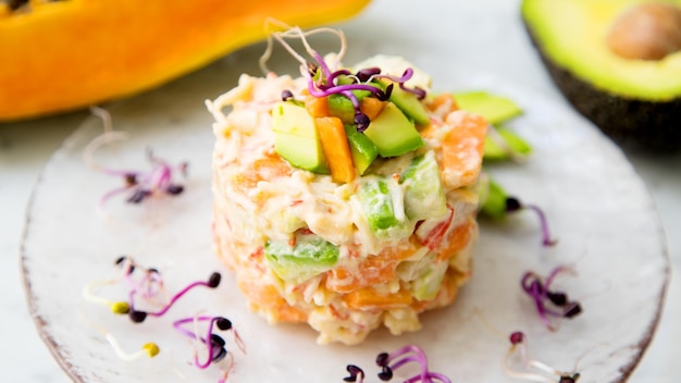 Köstlicher Salat mit Mayonnaise Avocado und Karotte