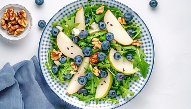 Köstlicher Salat mit Obst und Käse