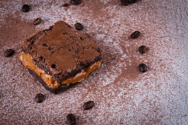Köstlicher Schokoladen-Brownie auf dem Tisch