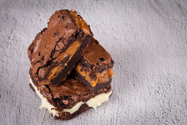 Köstlicher Schokoladen-Brownie auf dem Tisch