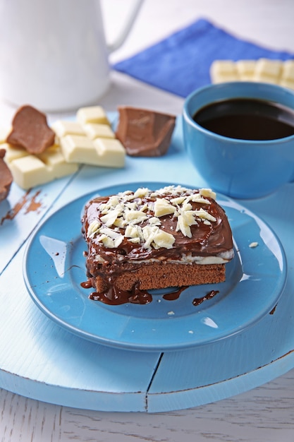 Köstlicher Schokoladen-Brownie auf Teller auf Holztisch