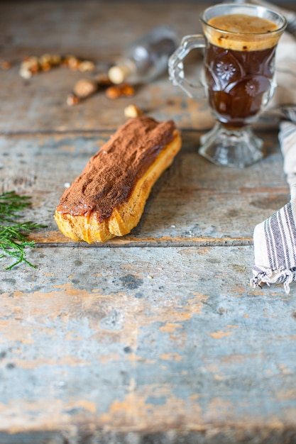 Köstlicher Schokoladen-Eclair auf dem Tisch