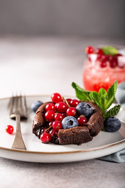 Foto köstlicher schokoladen-fondant oder lava-kuchen