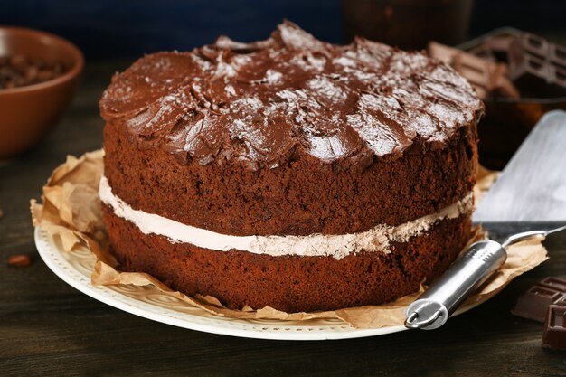 Köstlicher Schokoladenkuchen auf Tischnahaufnahme