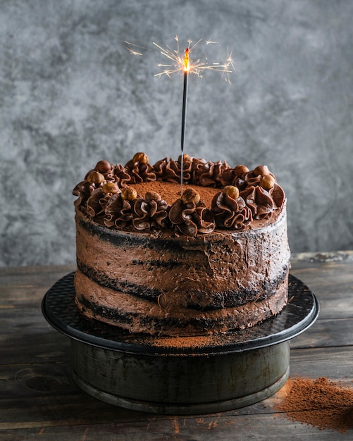 Foto köstlicher schokoladenkuchen mit kerze