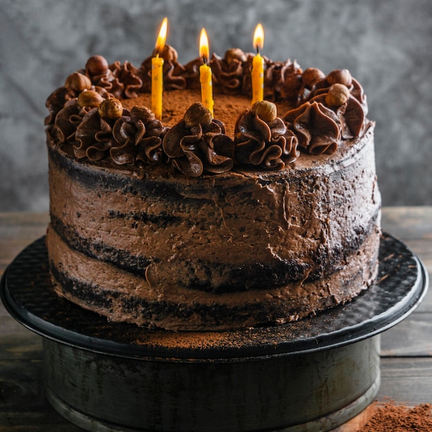 Köstlicher Schokoladenkuchen mit Kerzen