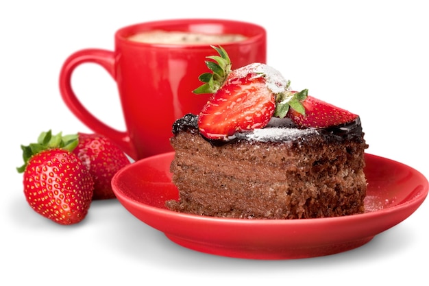 Köstlicher Schokoladenkuchen mit Sahne und Beeren und Tasse Kaffee