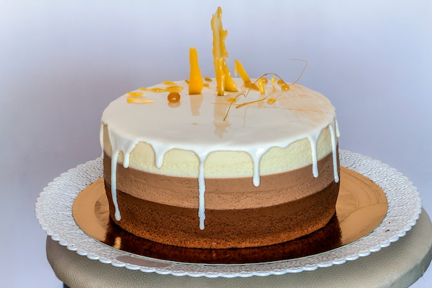 Köstlicher selbst gemachter Schokoladenmarmor-Geburtstagskuchen verziert mit bunten Streifen