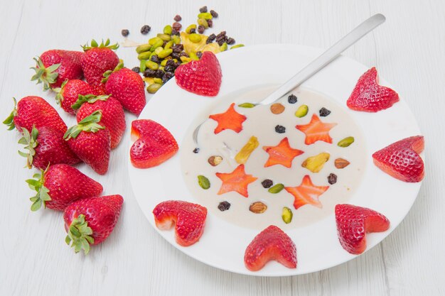 köstlicher Smoothie mit Erdbeerherzen und Sternen