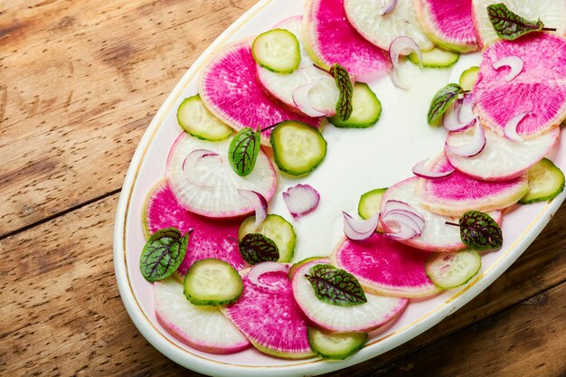 Köstlicher Sommersalat aus Daikon, Rettich und Sauerampfer