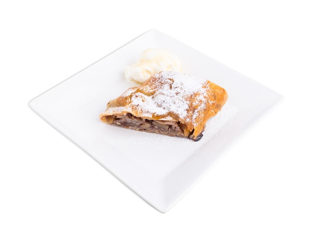 Köstlicher Strudel mit Apfel und Walnüssen