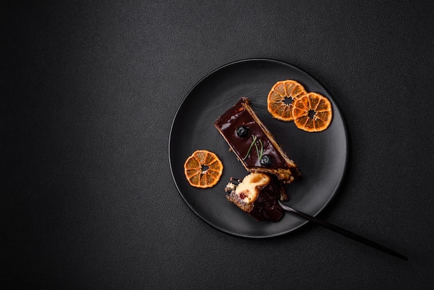 Foto köstlicher süßer dessert-käsekuchen mit kandierten früchten in schokolade